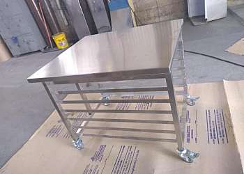 Mesa de inox com rodinha